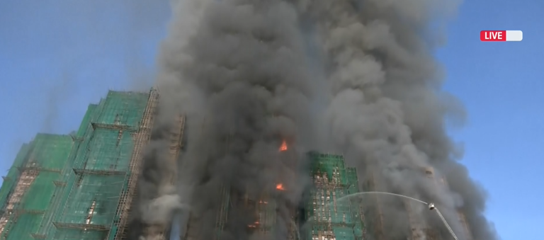 Χονγκ Κονγκ: Μεγάλη πυρκαγιά ξέσπασε σε ουρανοξύστη – Υπάρχουν παγιδευμένοι ένοικοι, ένας σοβαρά τραυματίας