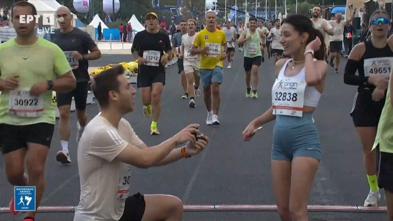 42ος Μαραθώνιος: Δρομέας κάνει πρόταση γάμου στον τερματισμό των 10χλμ – Τη στιγμή απαθανάτισε η κάμερα της ΕΡΤ (video)