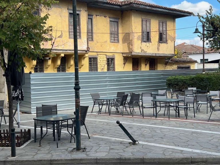 Τοποθετήθηκαν προστατευτικά στην Οικία Καλακαλλά στον Τύρναβο