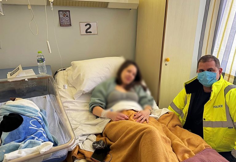 Ετοιμόγεννη εγκλωβίστηκε στον αυτοκινητόδρομο του Μορέα – Αστυνομικός τη μετέφερε στο νοσοκομείο όπου γέννησε ένα υγιέστατο μωρό