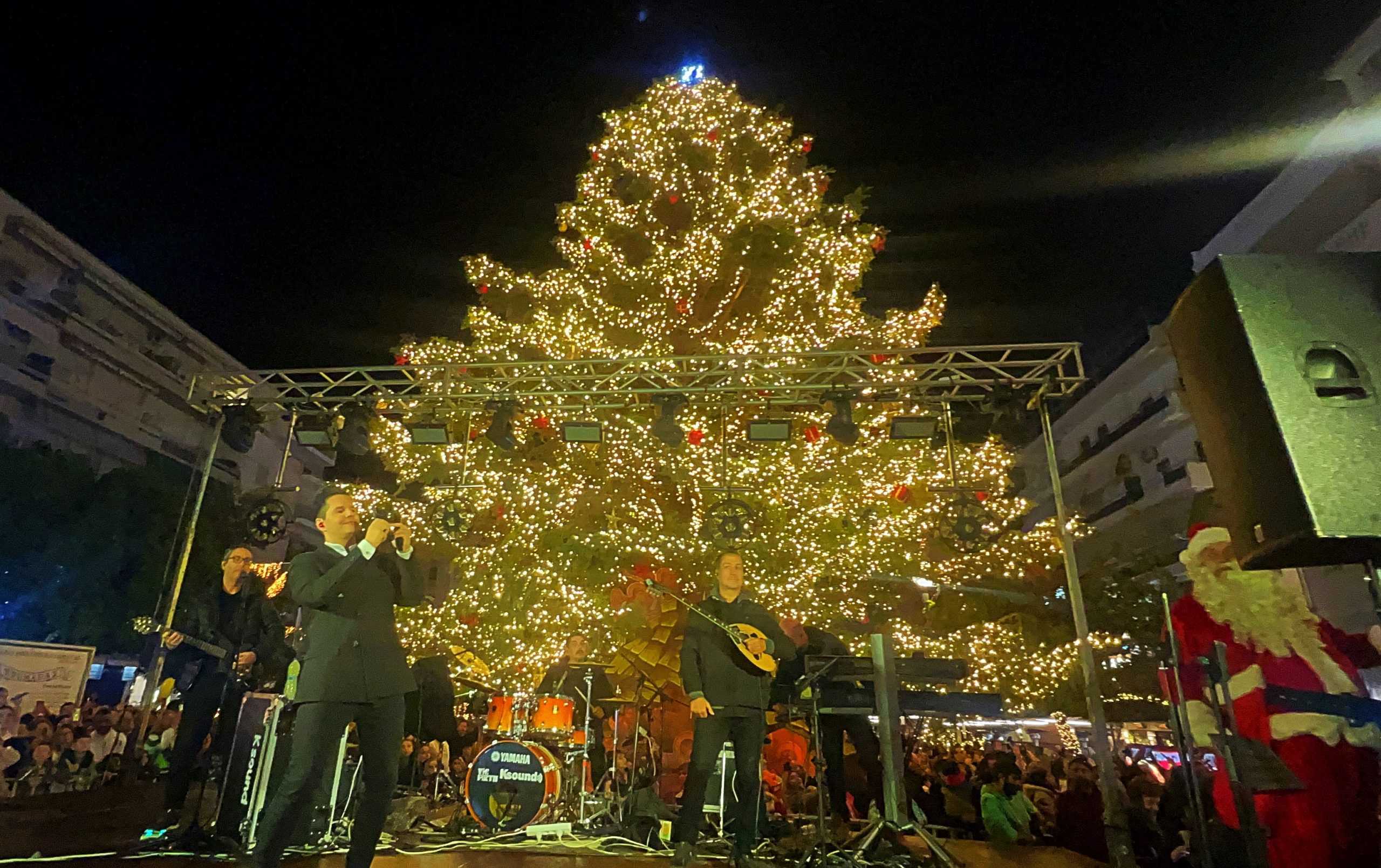 Καλαμάτα: Φωταγωγήθηκε το υψηλότερο φυσικό Χριστουγεννιάτικο δέντρο στη χώρα (βίντεο)