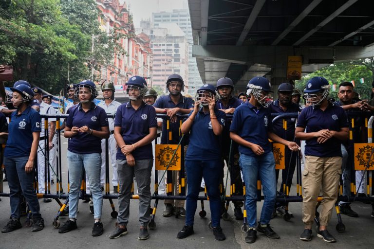 Ινδία: Έκρηξη και πυρκαγιά σε αστυνομικό τμήμα στη Σριναγκάρ του Κασμίρ