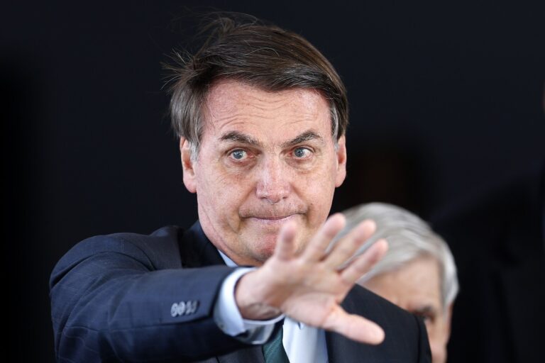 Βραζιλία: Aπό «περιέργεια» o Μπολσονάρο κατέστρεψε το βραχιόλι κατ’ οίκον περιορισμού με ηλεκτροσυγκόλληση