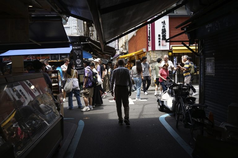 Η Ιαπωνία εξετάζει το ενδεχόμενο τριπλασιασμού του φόρου αναχώρησης για να αντιμετωπίσει τον υπερτουρισμό