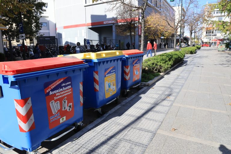 Δ. Λαρισαίων: Χρωματιστοί κάδοι ανακύκλωσης σε 84 κοινόχρηστους χώρους