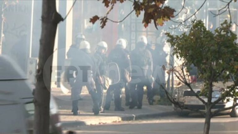 Θεσσαλονίκη: Επεισόδια μεταξύ οπαδών έξω από τα δικαστήρια όπου εκδικάζεται η δίκη Αλ. Καμπανού -Δύο συλλήψεις-Δείτε βίντεο