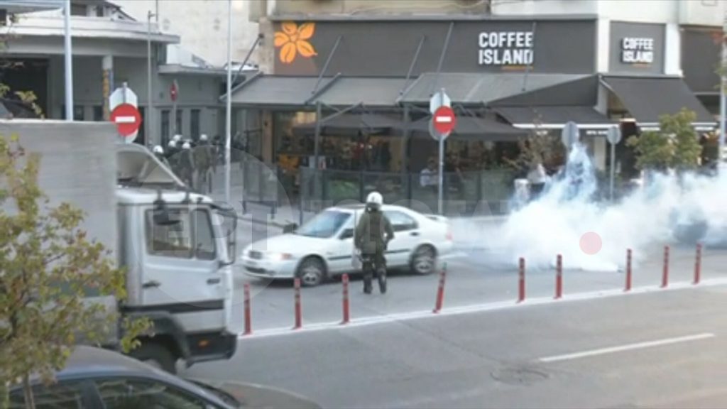 Θεσσαλονίκη: Επεισόδια μεταξύ οπαδών έξω από τα δικαστήρια όπου εκδικάζεται η δίκη Αλ. Καμπανού -Δύο συλλήψεις-Δείτε βίντεο