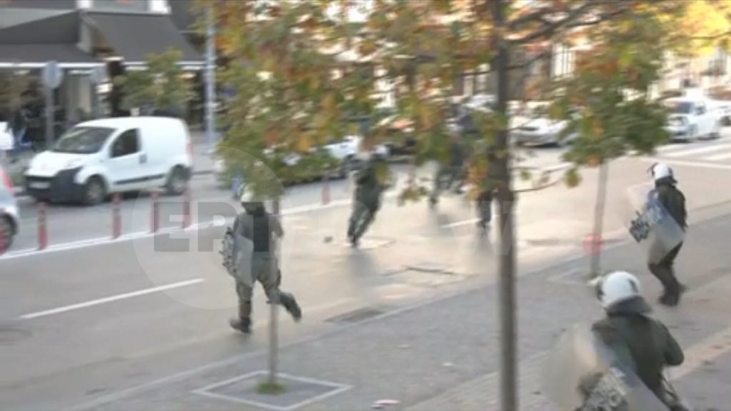 Θεσσαλονίκη: Επεισόδια μεταξύ οπαδών έξω από τα δικαστήρια όπου εκδικάζεται η δίκη Αλ. Καμπανού -Δύο συλλήψεις-Δείτε βίντεο