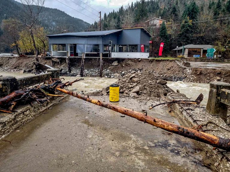 Μετέωρα: Αποκλεισμένα χωριά στον Ασπροπόταμο – Ζημιές στο οδικό δίκτυο από την κακοκαιρία