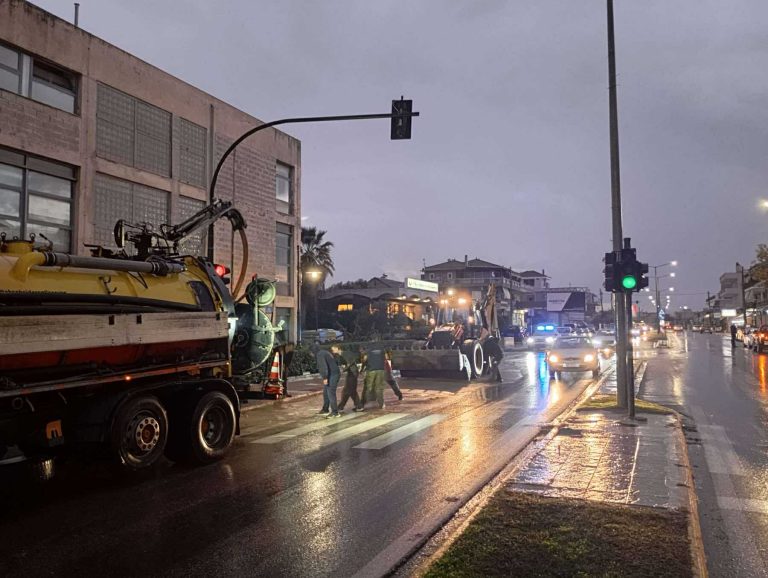 Μεσσήνη: Φορτηγό σκόρπισε τόνους πυρήνα – Διακοπή κυκλοφορίας και καθαρισμός του οδοστρώματος