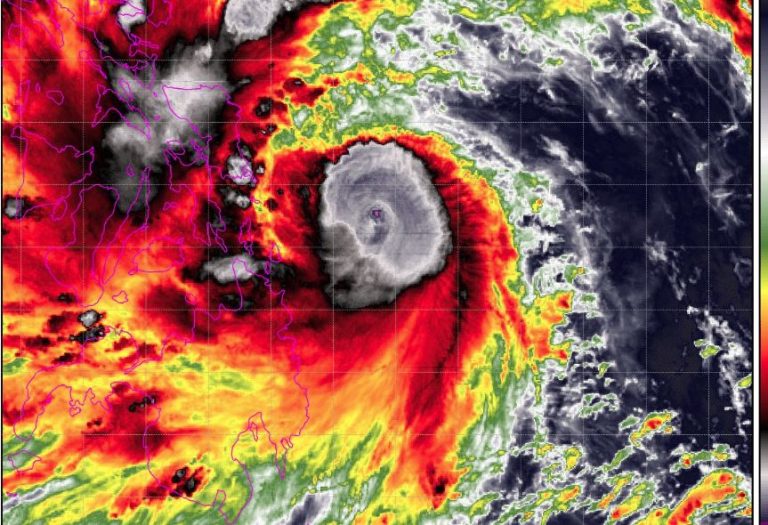 Φιλιππίνες: Xιλιάδες άνθρωποι αναζητούν καταφύγιο καθώς ο τυφώνας Kalmaegi πλησιάζει τις ανατολικές περιοχές