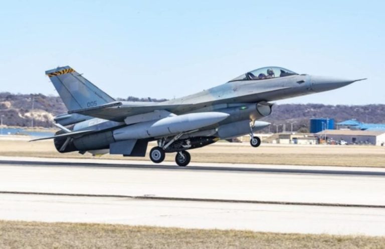 Χαμηλή διέλευση ενός F16 πάνω από τον ουρανό της Καρδίτσας την Τετάρτη