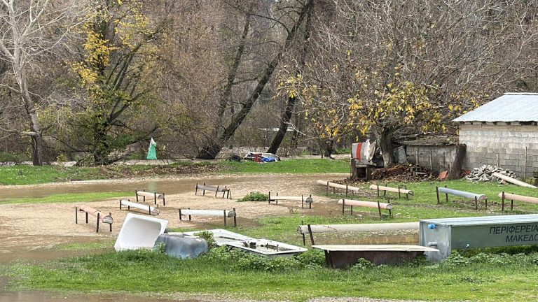 Υποχωρεί το νερό στην Καστοριά – Παραμένουν σε επαγρύπνηση οι αρχές