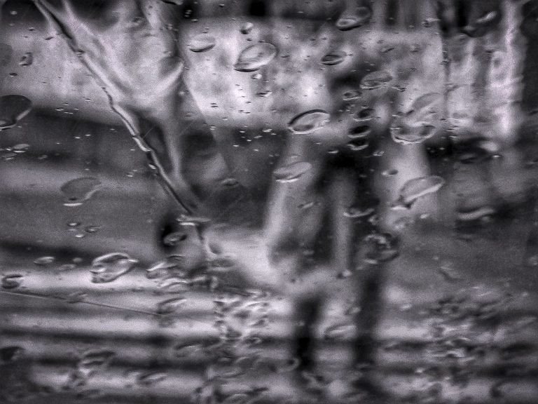 Καταιγίδα «σαρώνει» τώρα την Αττική – Πού θα χτυπήσει η κακοκαιρία τις επόμενες ώρες, προειδοποίηση για χαλάζι