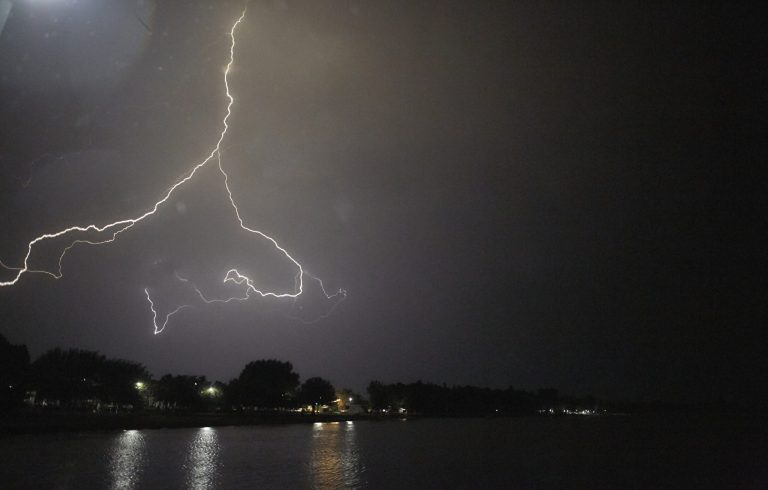Διαδοχικά κύματα καταιγίδων τις επόμενες ώρες – Πού θα χτυπήσει η κακοκαιρία