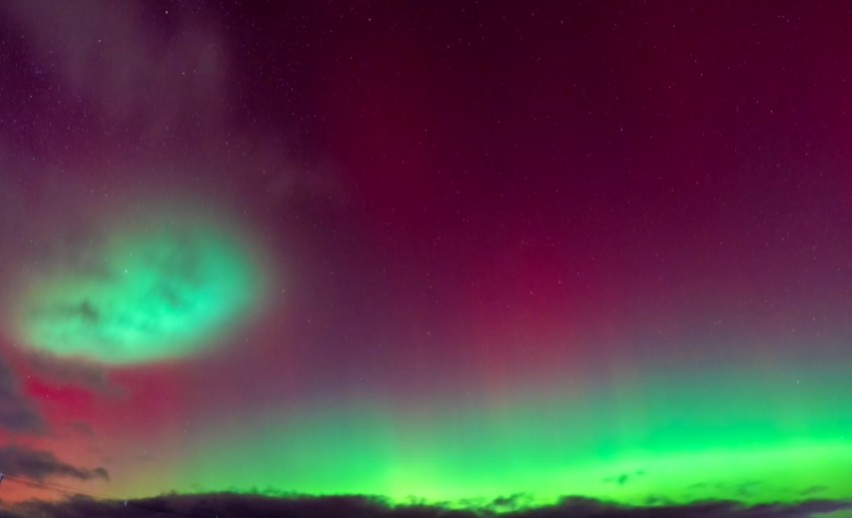 Σπάνιο φαινόμενο στις ΗΠΑ: Ο ουρανός «βάφτηκε» κόκκινος λόγω ηλιακών εκρήξεων