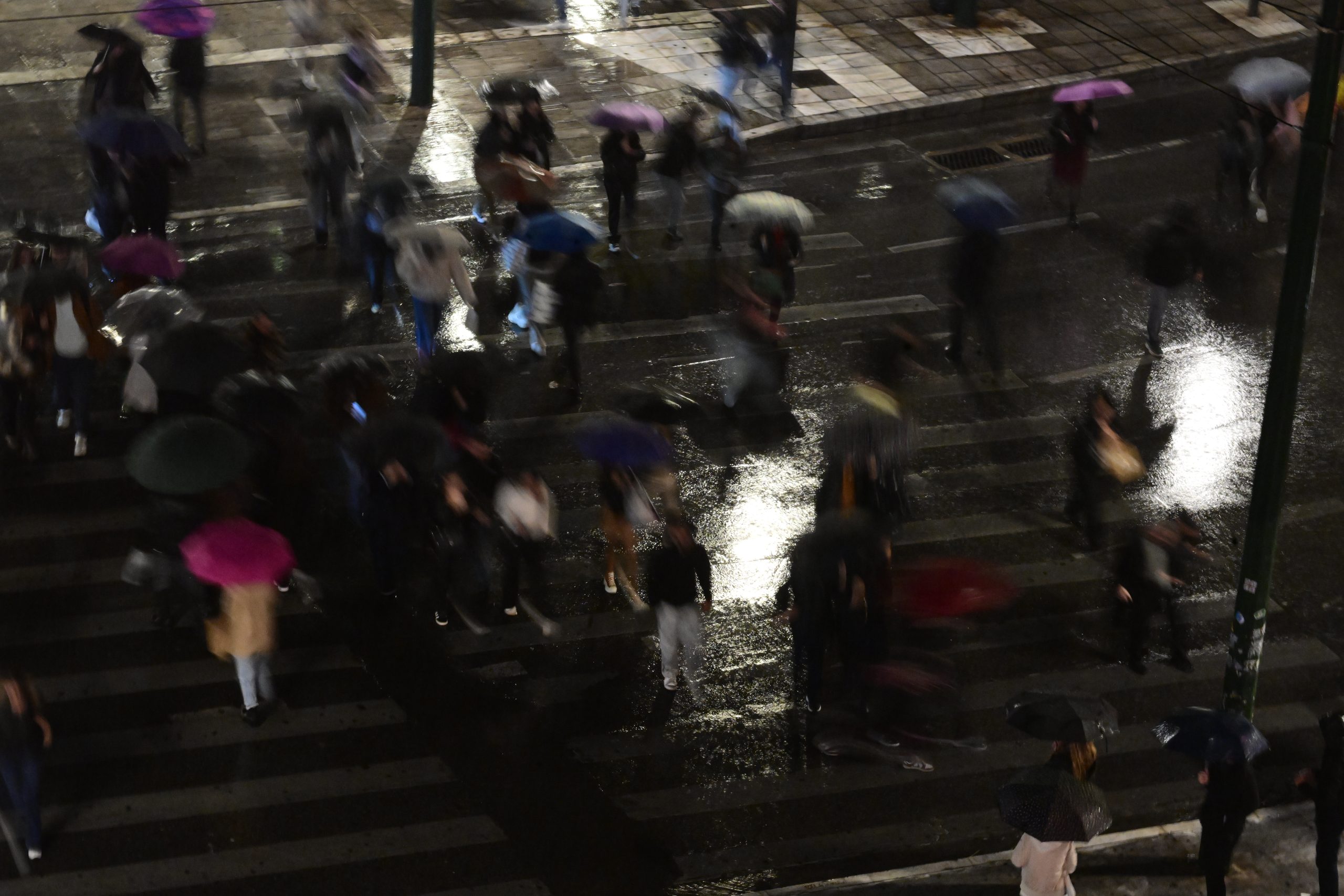 Νέα σφοδρή καταιγίδα χτύπησε την Αττική: Δυνατός αέρας και χαλάζι σε πολλές περιοχές – Πού θα βρέξει τις επόμενες ώρες