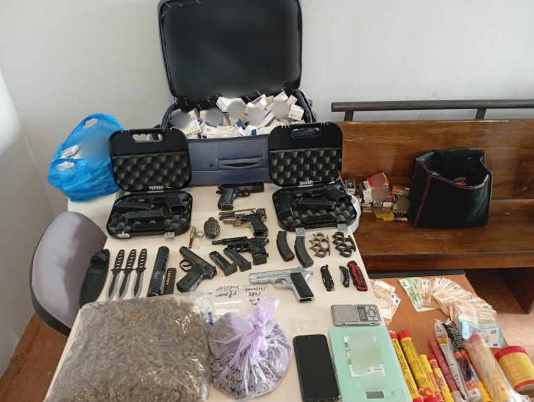 Αστυνομικοί τη Δίωξης Ναρκωτικών Ιωαννίνων συνέλαβαν άνδρα στην Αττική για διακίνηση ναρκωτικών και οπλοκατοχή