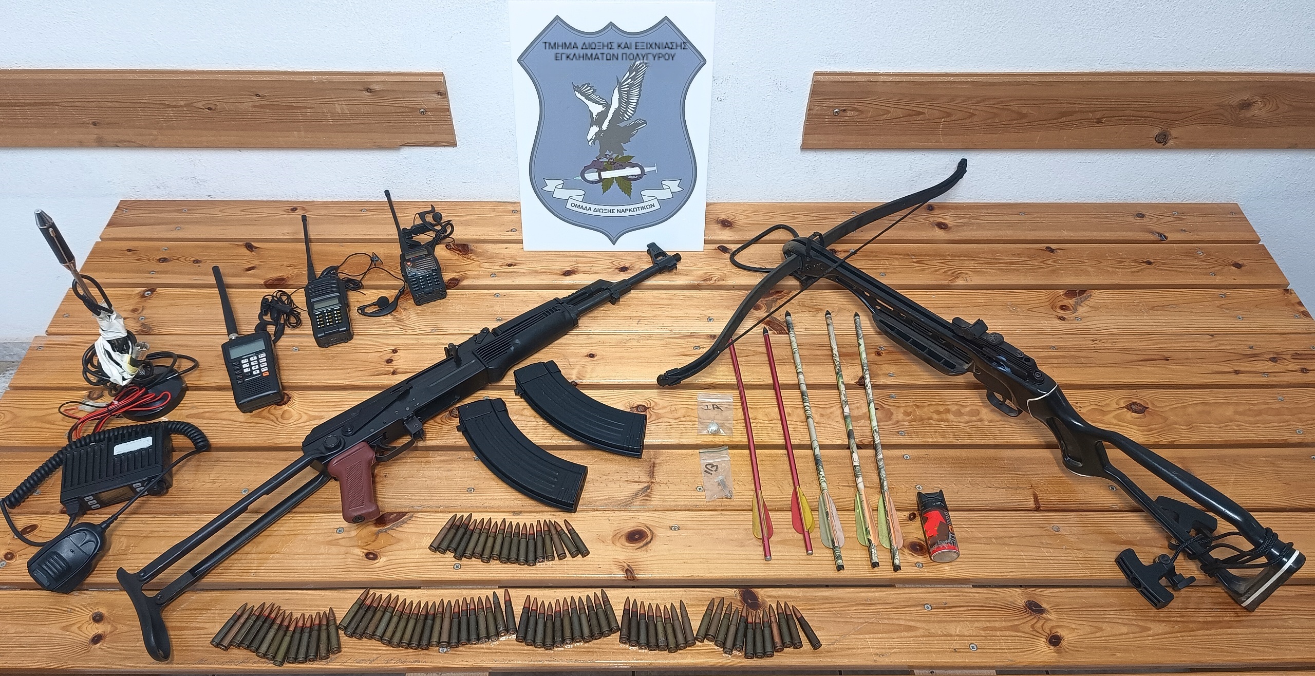 Θεσσαλονίκη: Πατέρας και γιος συνελήφθησαν για παραβάσεις της νομοθεσίας περί όπλων- Βρέθηκαν καλάσκινοφ, βαλλίστρα και σπρέι πιπεριού