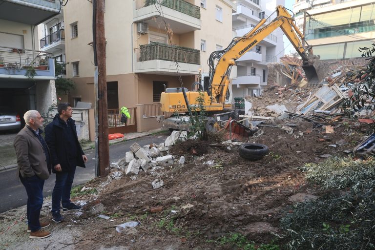 Κατεδαφίζει επικίνδυνα κτίρια ο Δήμος Λαρισαίων