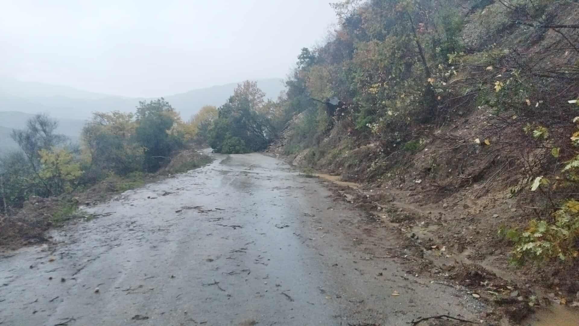 Νέες κατολισθήσεις γύρω από τον Άραχθο – Μηχανήματα δίνουν μάχη στα Τζουμέρκα για την αποκατάσταση των δρόμων