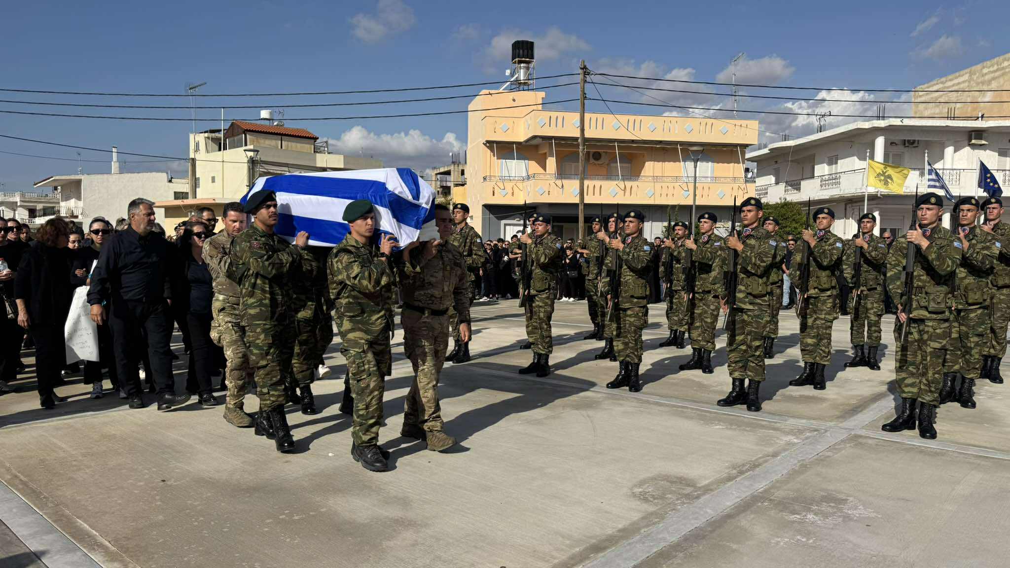 kideia-19xronou-opliti