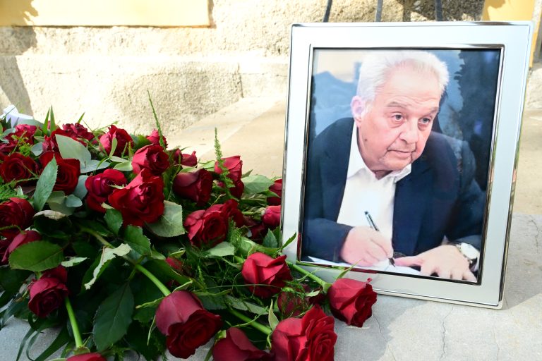 Θλίψη και συγκίνηση στο τελευταίο «αντίο» στον Αλέκο Φλαμπουράρη – O επικήδειος του Αλ. Τσίπρα