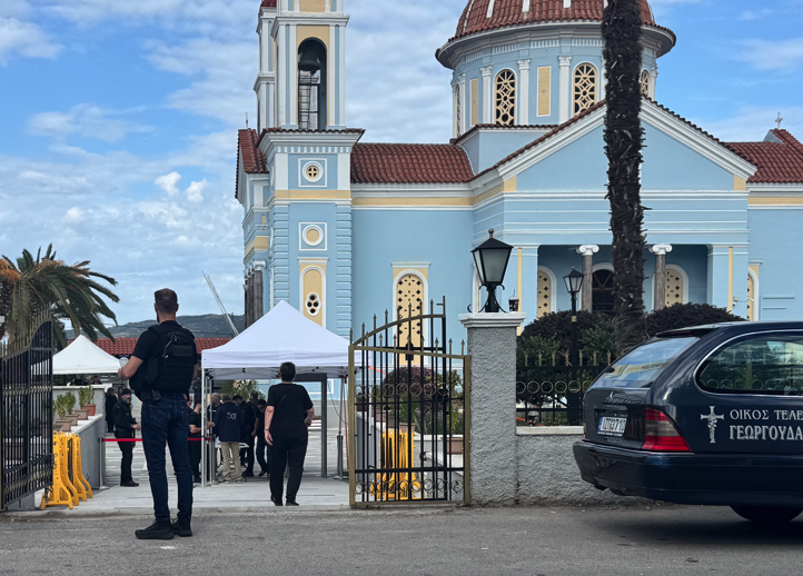 Πένθος και φόβος για νέο αιματοκύλισμα στα Βορίζια – Ανιχνευτής μετάλλων και drone στον ναό που τελείται η κηδεία της 56χρονης