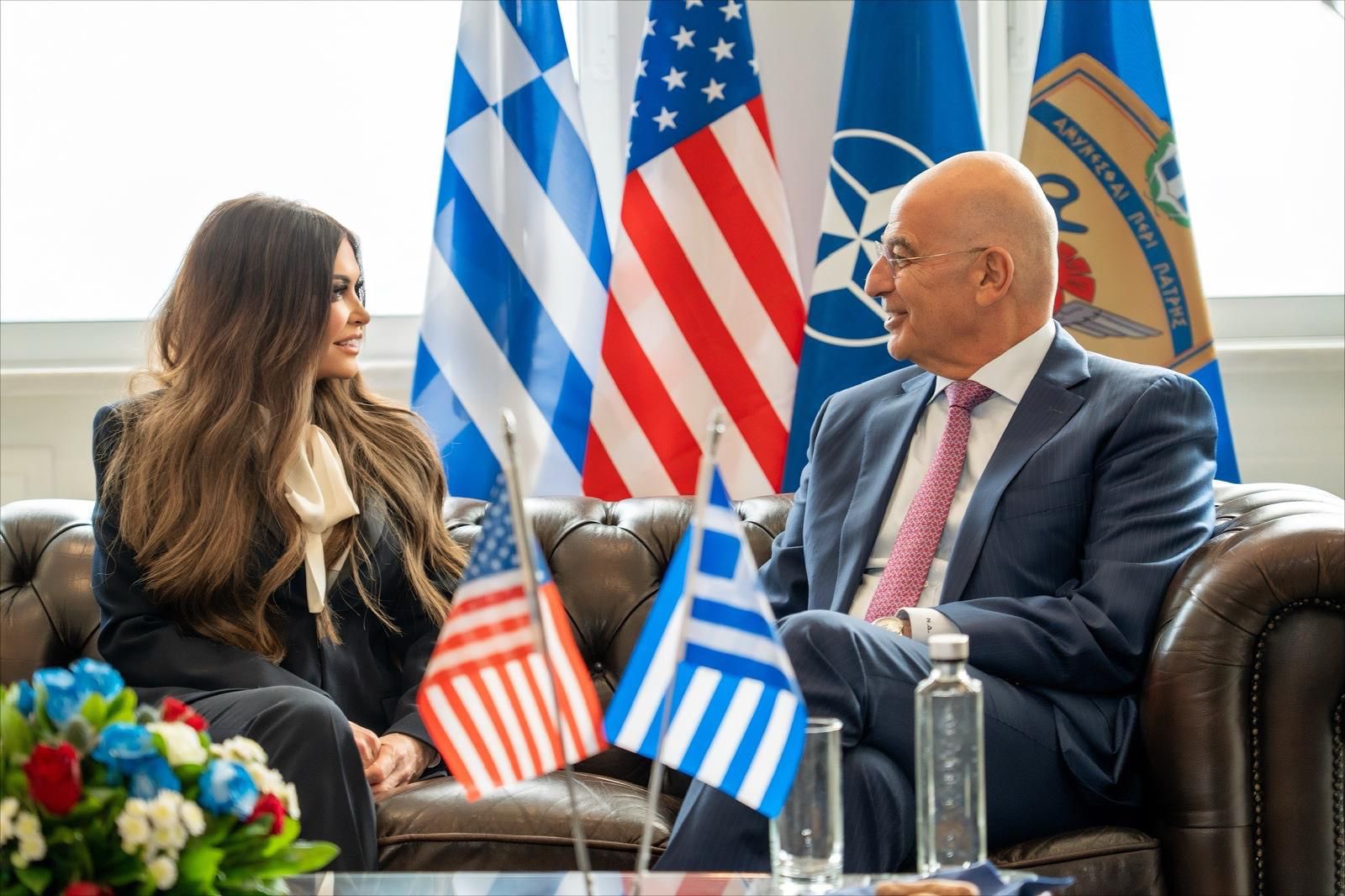 Συνάντηση Δένδια με Γκίλφοϊλ στο Υπουργείο Άμυνας – Ανεβάζουμε τη συνεργασία ΗΠΑ-Ελλάδας σε νέα ύψη, επεσήμανε η πρέσβης