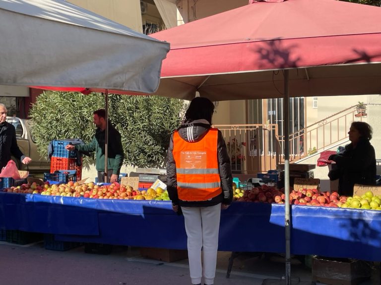 Στη λαική αγορά της Τετάρτης μαθητές του 1ου Πειραματικού Γυμνασίου για την ενίσχυση του Κοινωνικού Παντοπωλείου