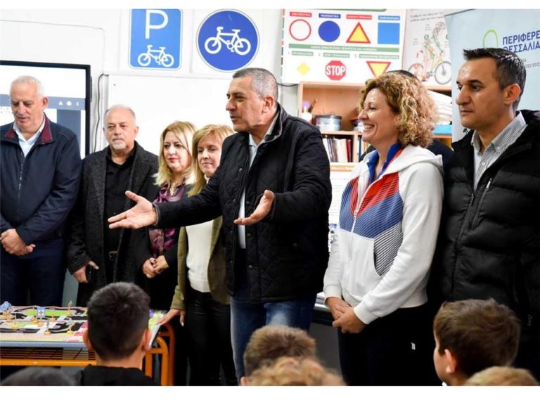 Τρίκαλα: Επίσκεψη Κουρέτα στο 7ο δημοτικό σχολείο για το πρόγραμμα “Ποδηλατώντας ασφαλώς με το ΕΣΠΑ”