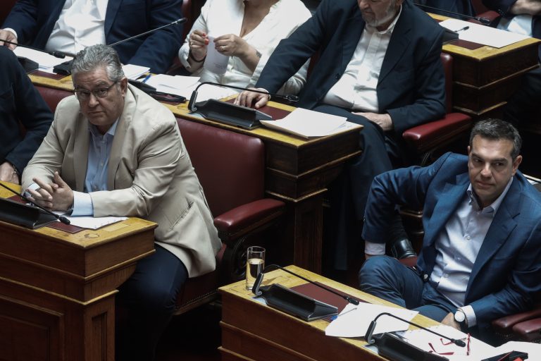Δημήτρης Κούτσουμπας και Αλέξης Τσίπρας στη Βουλή