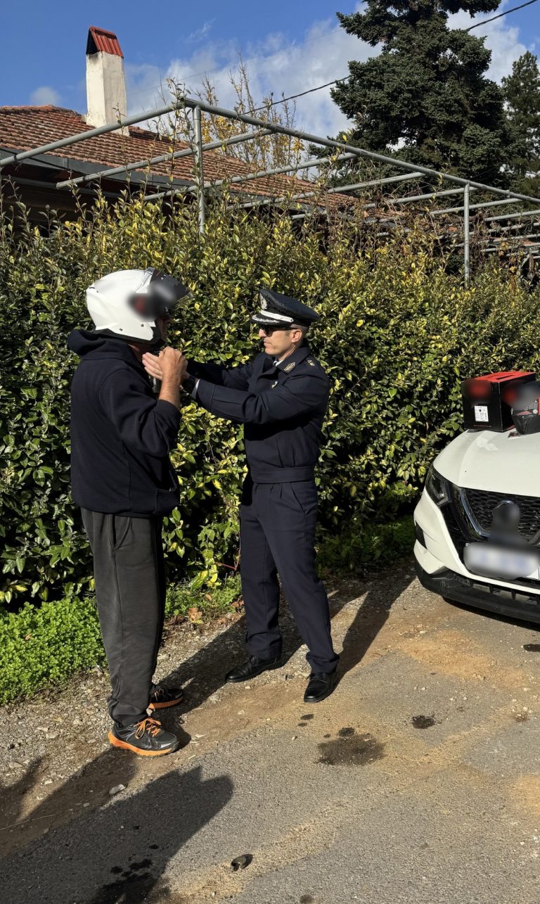 Μοίρασε κράνη η Τροχαία της Τρίπολης