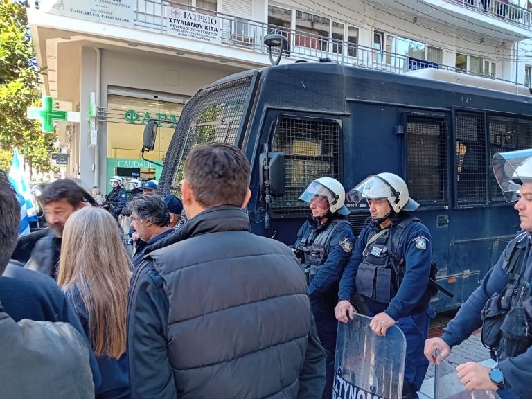 Λάρισα: Διαμαρτυρία κτηνοτρόφων στο πολιτικό γραφείο του υφυπουργού Χρ. Κέλλα