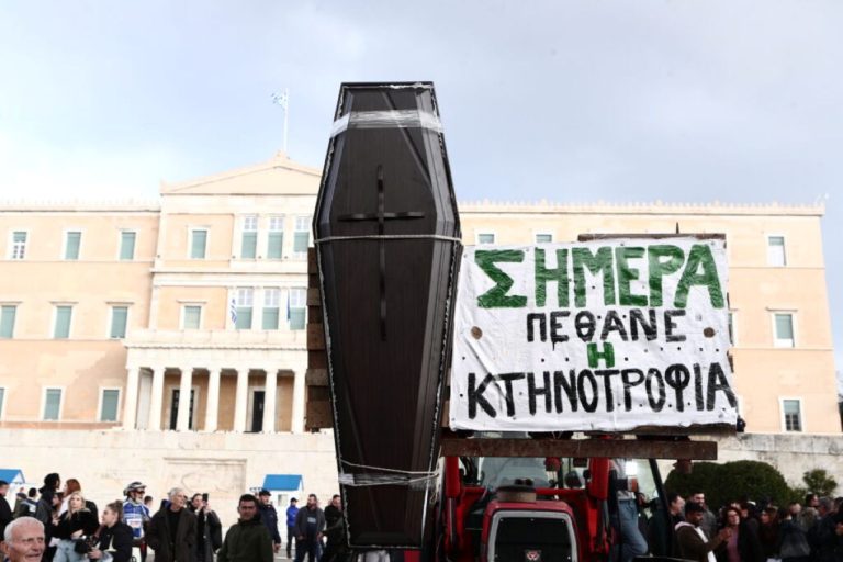 Αγρότες και κτηνοτρόφοι «κατεβαίνουν» την Τρίτη στην Αθήνα για το συλλαλητήριο και την παράσταση διαμαρτυρίας στον ΟΠΕΚΕΠΕ