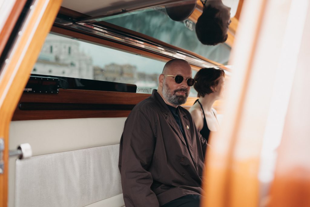 Από το “silly dance” της Έμμα Στόουν στη «Βουγονία»: Ο Γιώργος Λάνθιμος και ο Jerskin Fendrix ξανασυναντιούνται