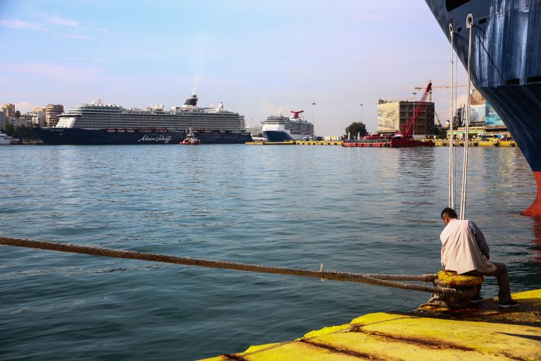Λιμενικός έσωσε 48χρονο που έπεσε στη θάλασσα στο λιμάνι του Πειραιά