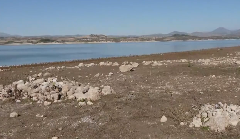 Έπεσε η στάθμη της λίμνης Πολυφύτου και αποκαλύφθηκαν ανασκαφικές τομές που είχαν γίνει πριν από δεκάδες χρόνια