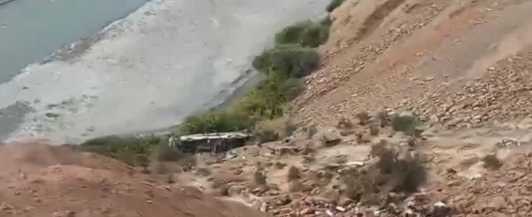 Τουλάχιστον 12 νεκροί και 10 τραυματίες σε ανατροπή λεωφορείου στο Εκουαδόρ