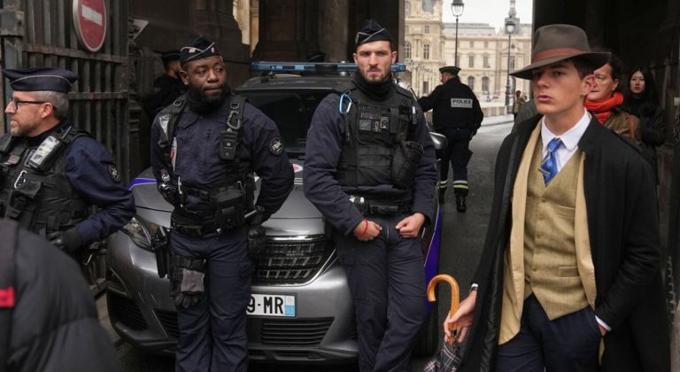 Αποκαλύφθηκε ο μυστηριώδης «άνδρας με τη φεντόρα» από τη ληστεία του Λούβρου – Ένας 15χρονος λάτρης του Σέρλοκ Χολμς