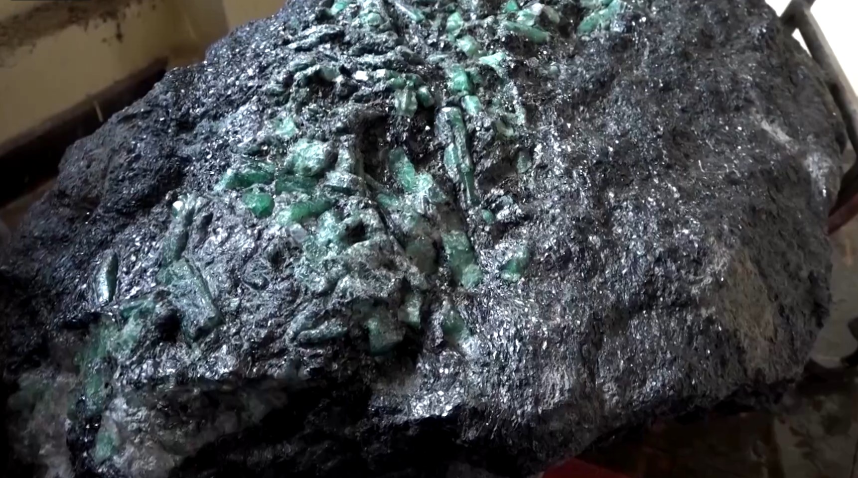 Τεράστιο πολύτιμο λίθο 300 κιλών ανακάλυψε στο προεδρικό μέγαρο ο νέος ηγέτης της Μαδαγασκάρης