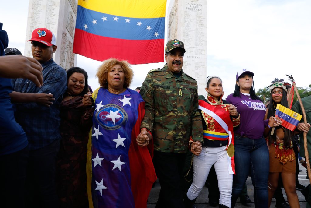 Ο Μαδούρο μίλησε κραδαίνοντας ένα ξίφος: Να είμαστε έτοιμοι να υπερασπιστούμε κάθε σπιθαμή αυτής της ευλογημένης γης