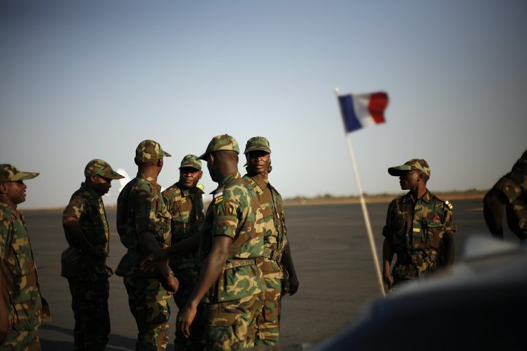 Το Παρίσι καλεί τους Γάλλους να εγκαταλείψουν «το συντομότερο δυνατό» το Μάλι