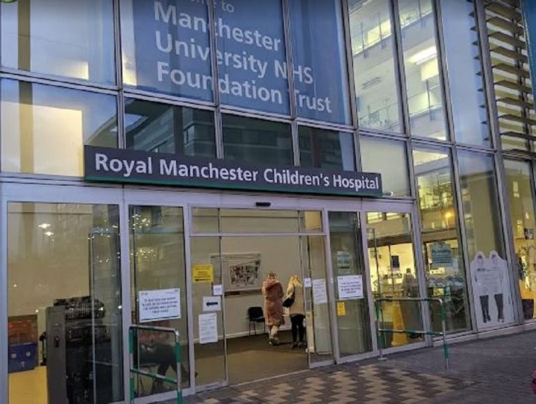 Βρετανία: Ο τρίχρονος Όλιβερ, ο πρώτος στον κόσμο που έλαβε γονιδιακή θεραπεία για το σύνδρομο Hunter – «Εντελώς διαφορετικό παιδί»