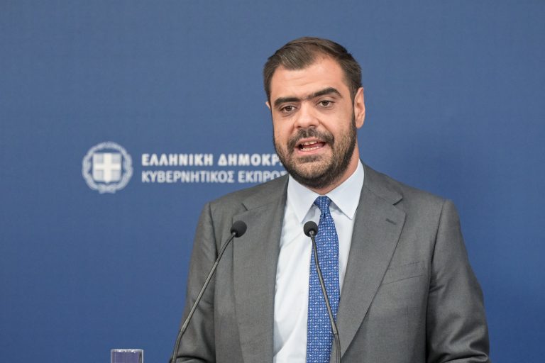 Π. Μαρινάκης: Είμαστε με τα καλά μας; Ο δήμαρχος της Πάτρας ξήλωσε πινακίδα σε σχολείο γιατί ανακαινίστηκε από «κακές τράπεζες»