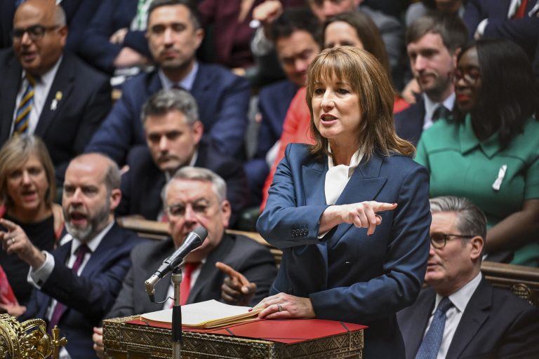 Ηνωμένο Βασίλειο: Υψηλότερο φόρο για έναν στους τέσσερις με τον νέο προϋπολογισμό