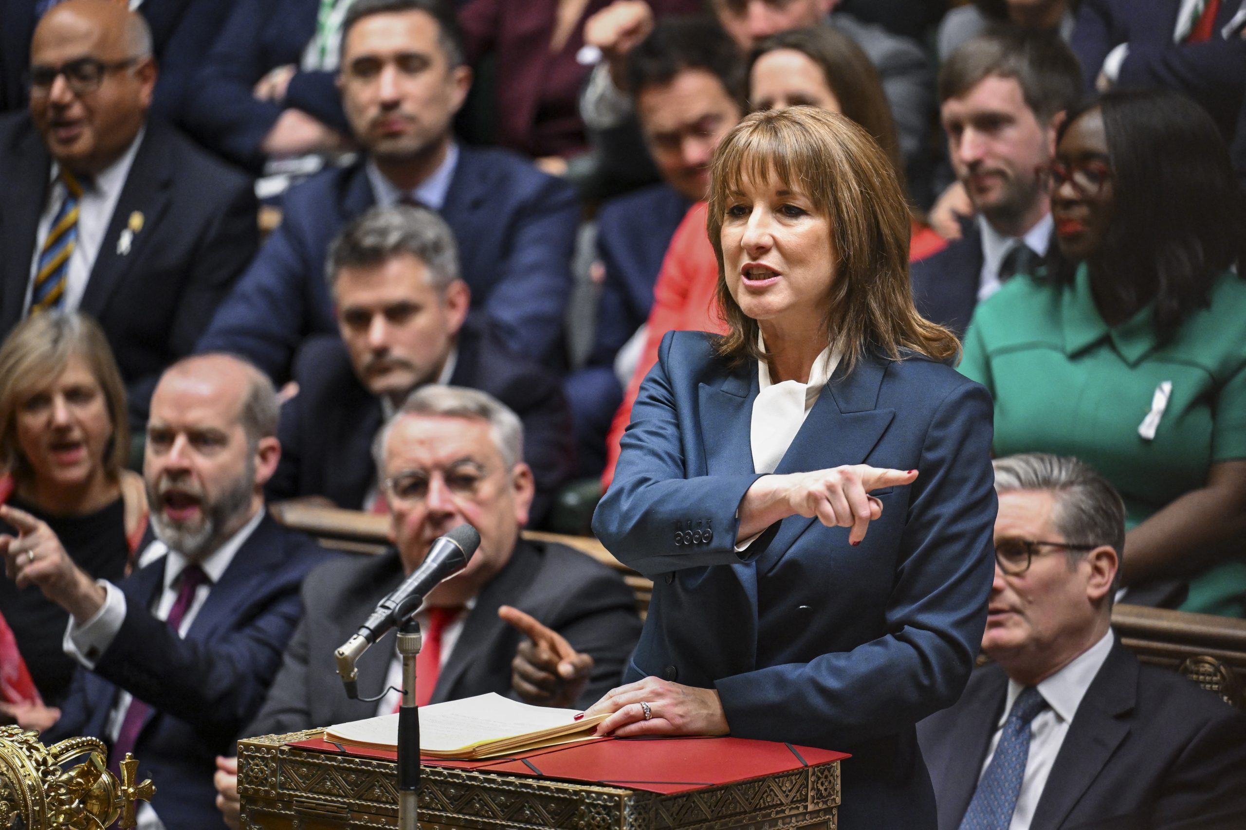 Ηνωμένο Βασίλειο: Υψηλότερο φόρο για έναν στους τέσσερις με τον νέο προϋπολογισμό