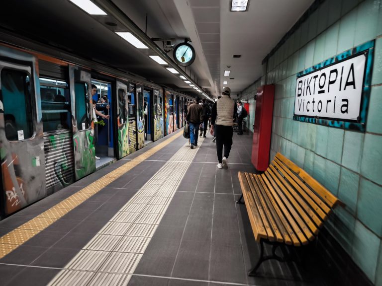 Επιχείρηση… αντι-γκράφιτι στο Μετρό – Πώς «θωρακίζονται» οι συρμοί