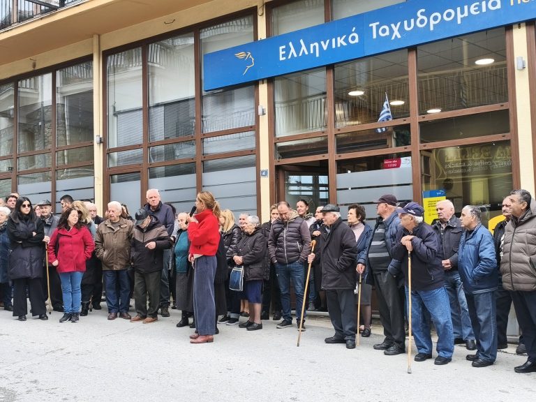 Μέτσοβο: Διαμαρτυρία Δήμου και κατοίκων για το κλείσιμο των ΕΛΤΑ – Κλειστές οι δημοτικές υπηρεσίες