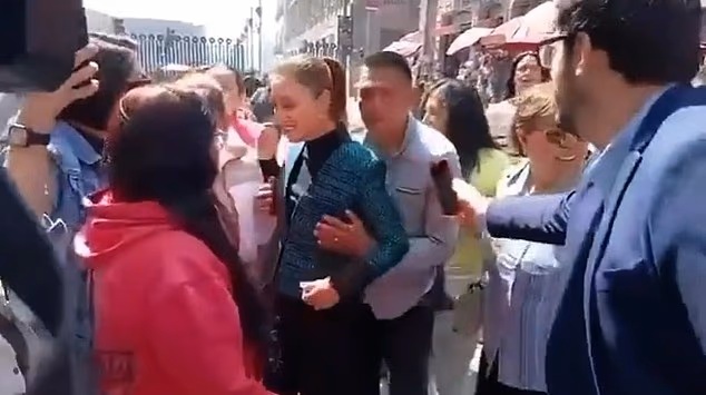 Η πρόεδρος του Μεξικού δέχθηκε σεξουαλική επίθεση στον δρόμο – Συνελήφθη άνδρας που της έπιασε το στήθος και προσπάθησε να τη φιλήσει